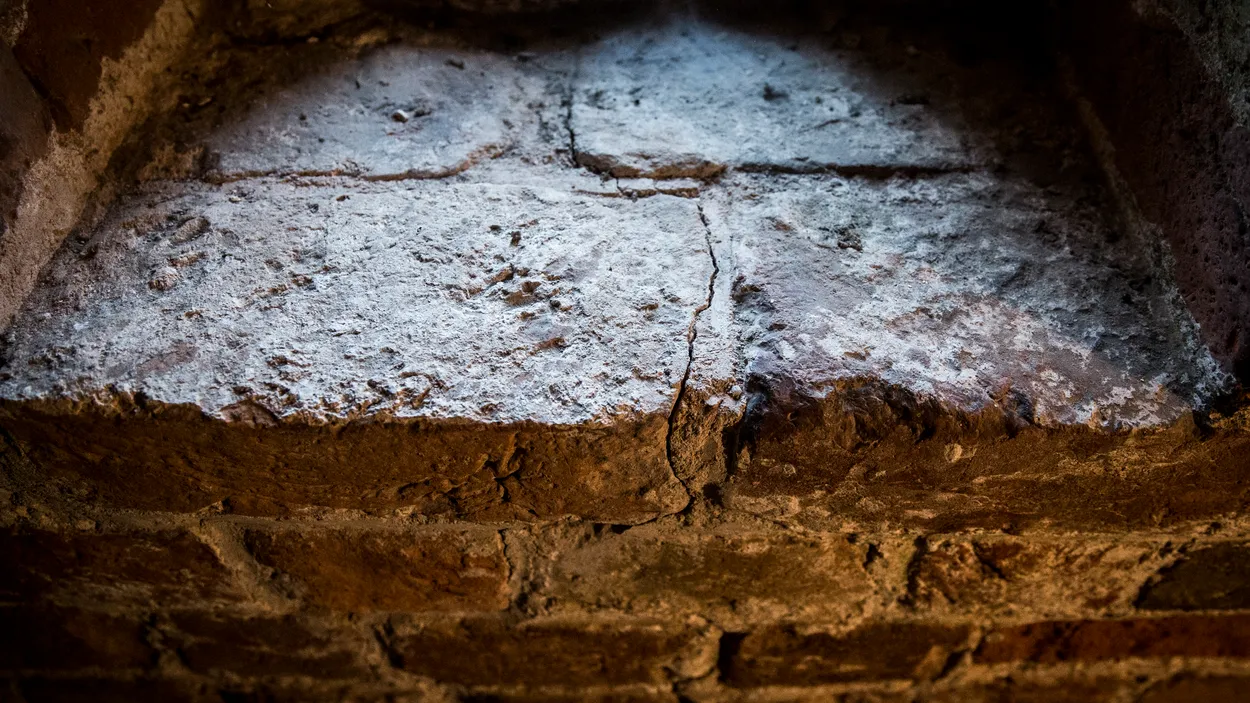 Scheur door aardbeving in monumentale toren Zeerijp