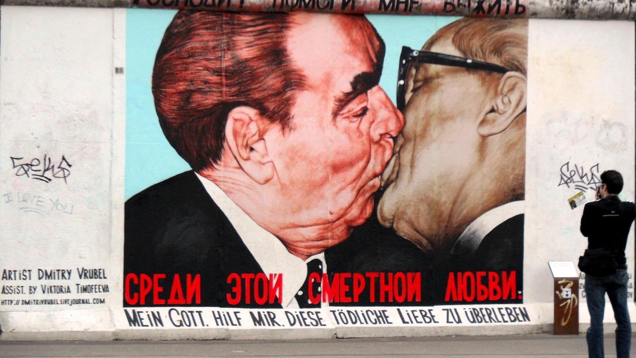 Brezhnev-honecker_kiss,_re-painted_-_panoramio