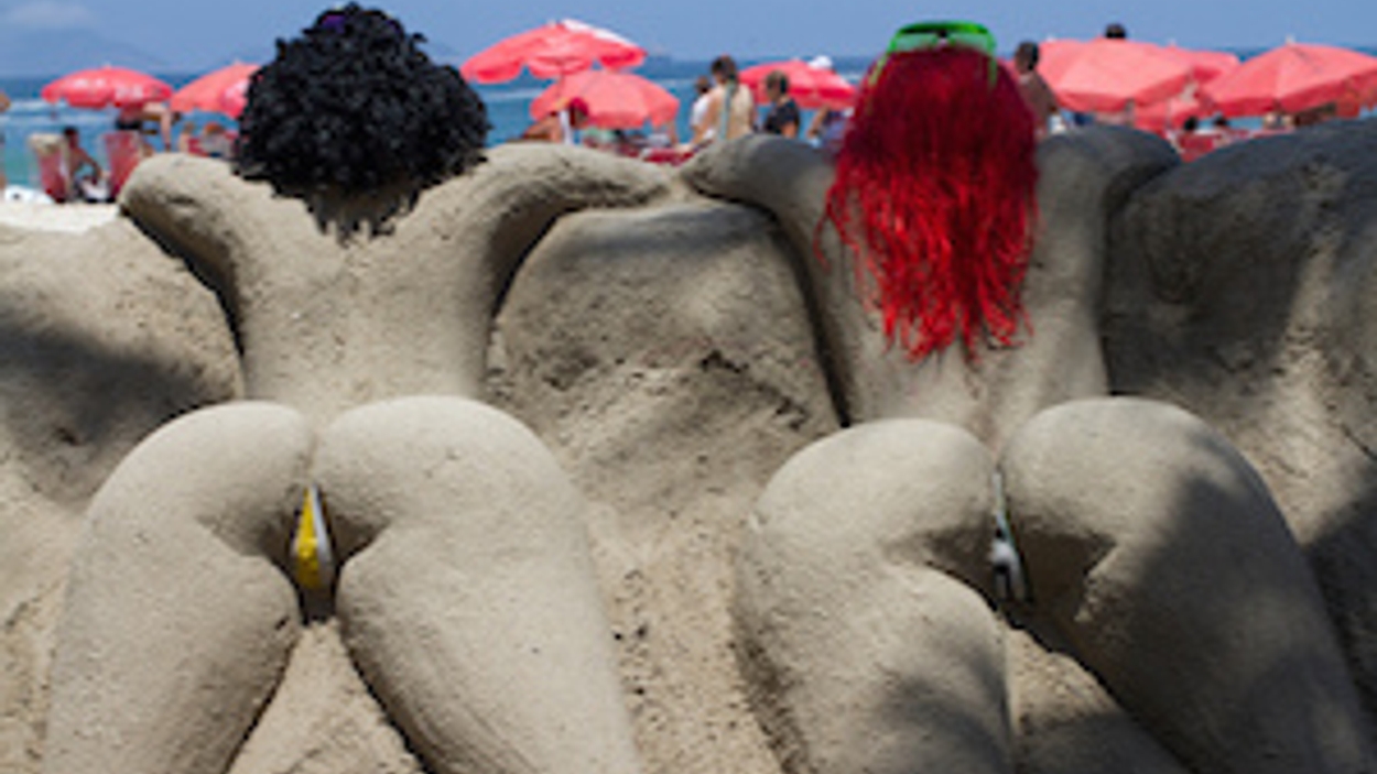 Brazilianen boos om blote billen zandsculpturen - Joop foto foto afbeelding