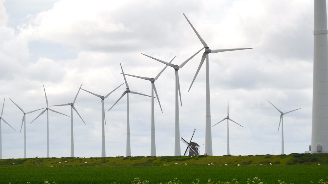 Windmolen_en_Windturbines_Eemshaven
