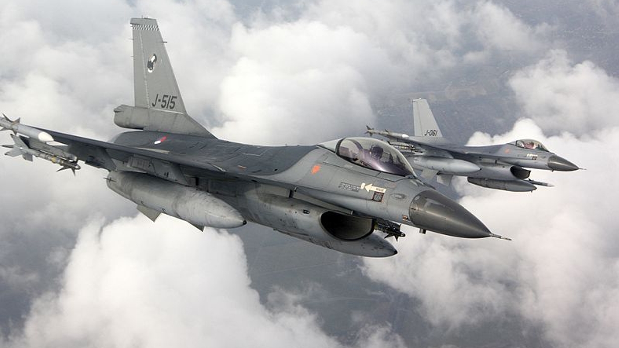 Two_Dutch_F-16s