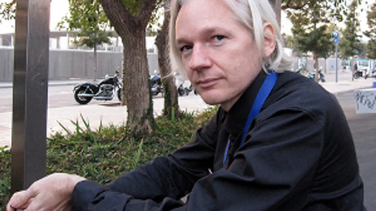 JulianAssange_300_01.jpg