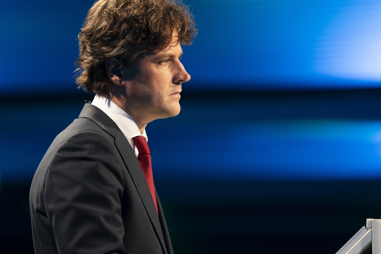 Breaking the Status Quo: The Rise of Hennie Mottenbal and the Dutch Political Landscape