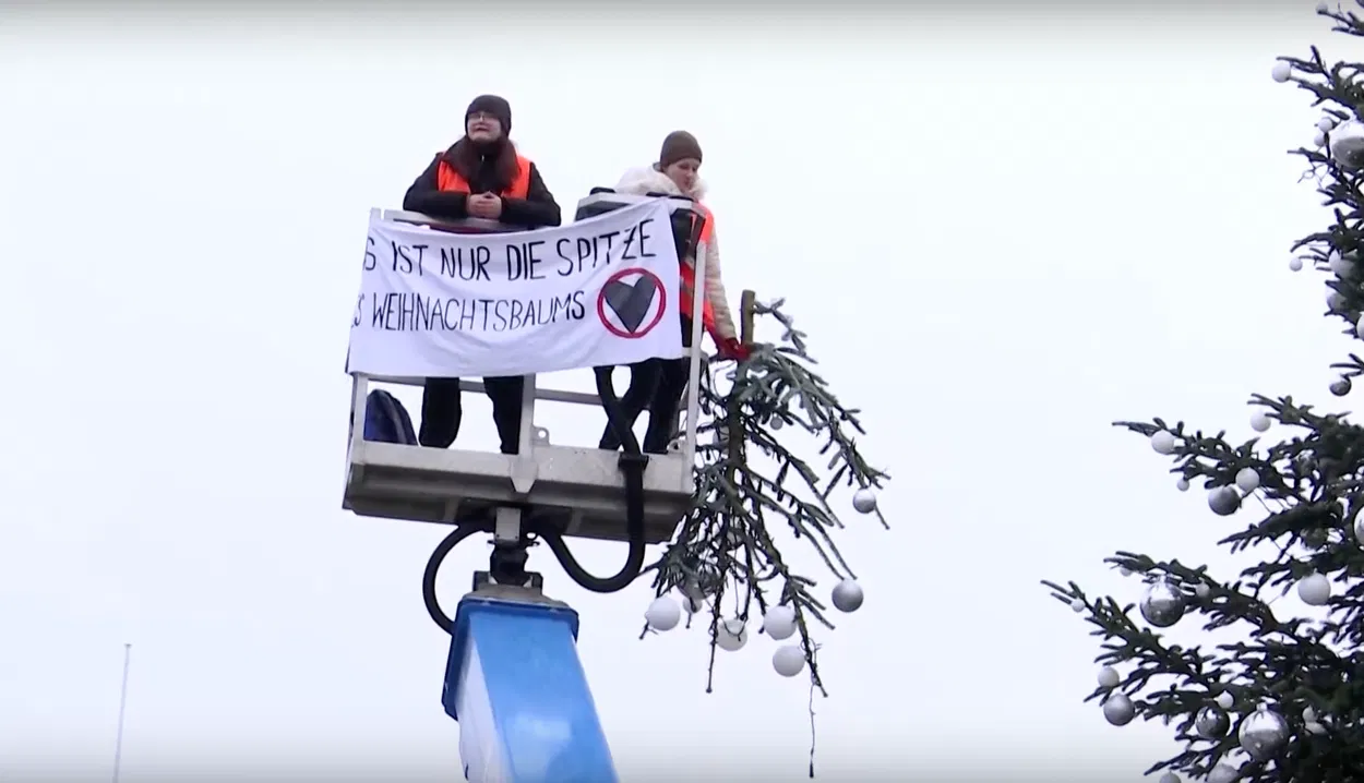 Klimaatactivisten maken megakerstboom Berlijn kopje kleiner Joop