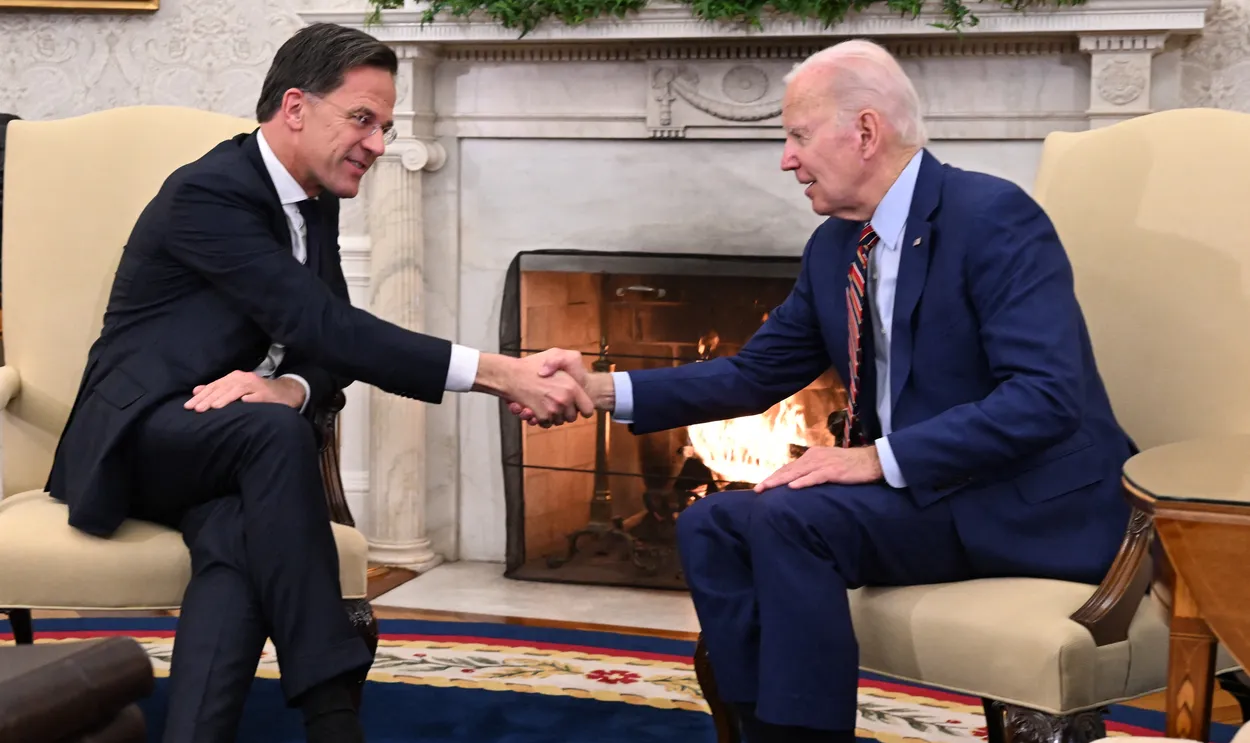 Als Rutte straks naar de NAVO