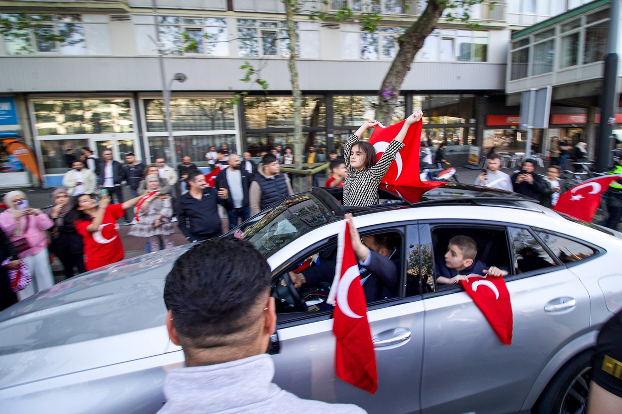 Afbeelding van In Rotterdam vierden Erdogan-fans luidruchtig verdere ontmanteling van de democratie