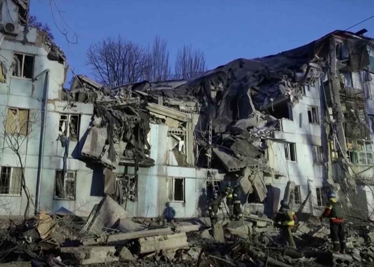 Afbeelding van Russische strijdkrachten schieten weer woongebouw vol burgers in puin