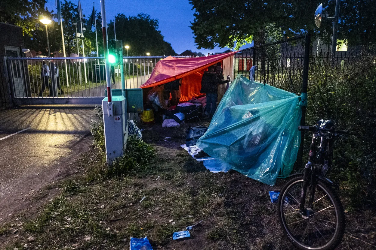 Wie doorregende asielzoekers in Ter Apel helpt, krijgt van de gemeente een boete - Joop - BNNVARA