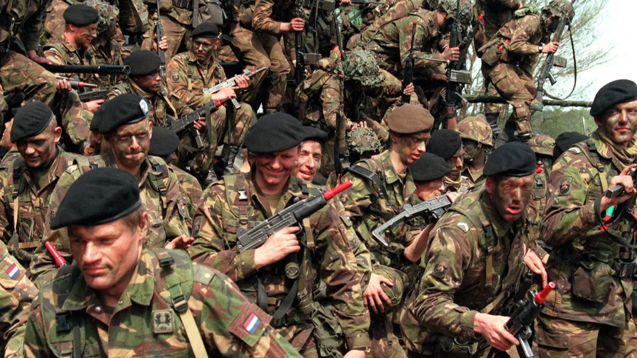 Schaf de militaire dienstplicht in Nederland onmiddellijk af - Joop