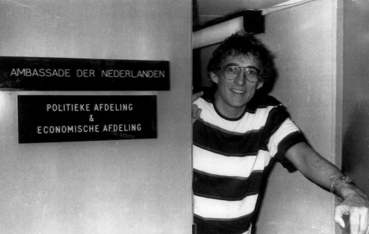 Afbeelding van Klaas de Jonge (85), strijder tegen apartheid die 2 jaar opgesloten zat in Nederlandse ambassade, overleden