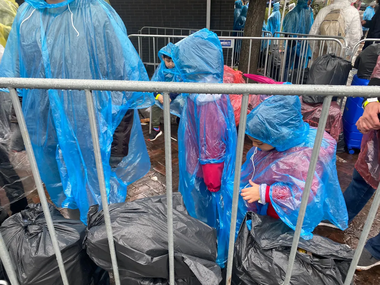 Verkleumde kinderen in de regen bij Ter Apel - Joop - BNNVARA