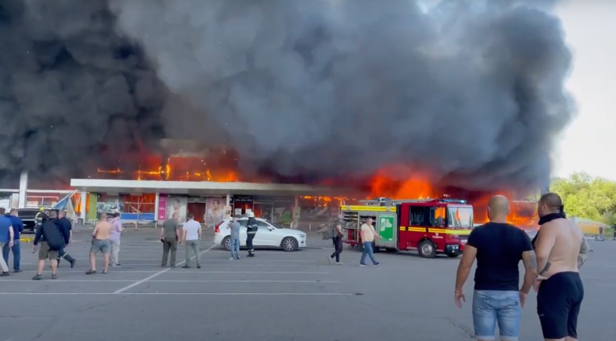 Afbeelding van Russisch invasieleger bombardeert Oekraïens winkelcentrum, duizend mensen binnen