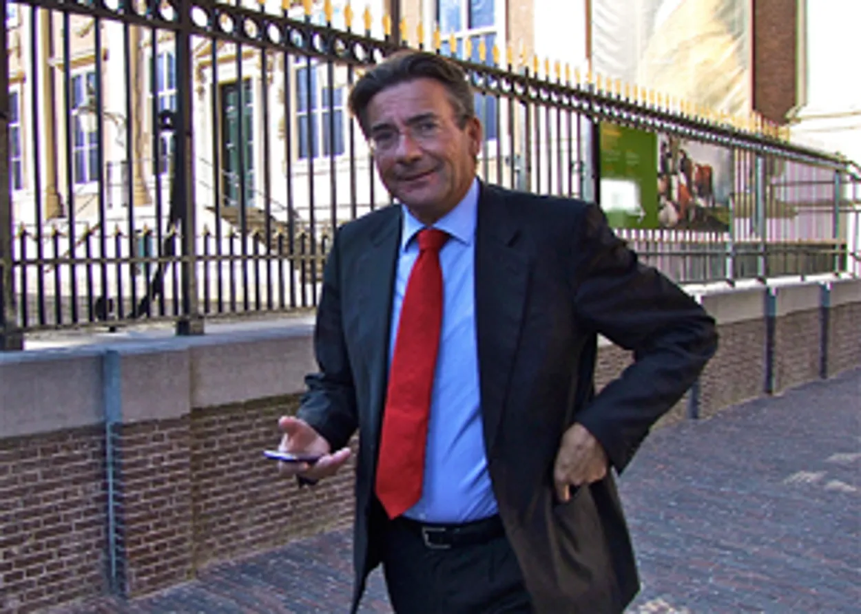 Verhagen heeft vinger in de pap bij controle kerncentrales - Joop - BNNVARA