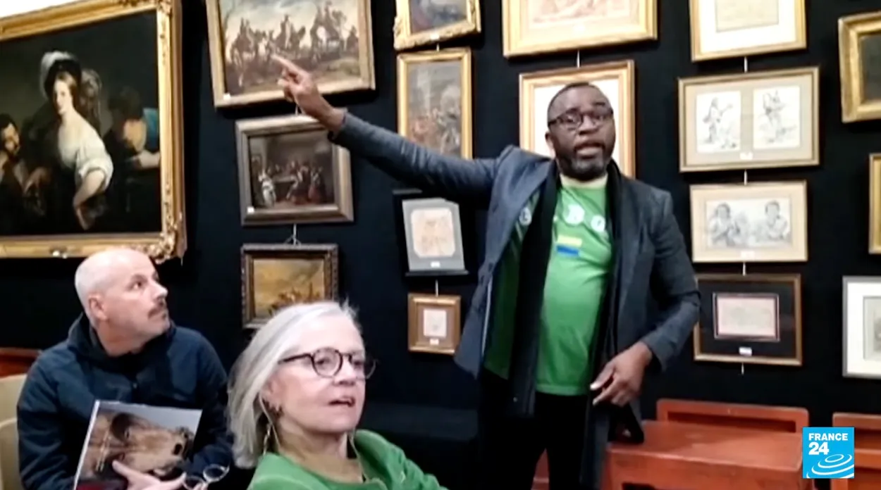 Afbeelding van Activisten verstoren veiling gestolen Afrikaanse kunst