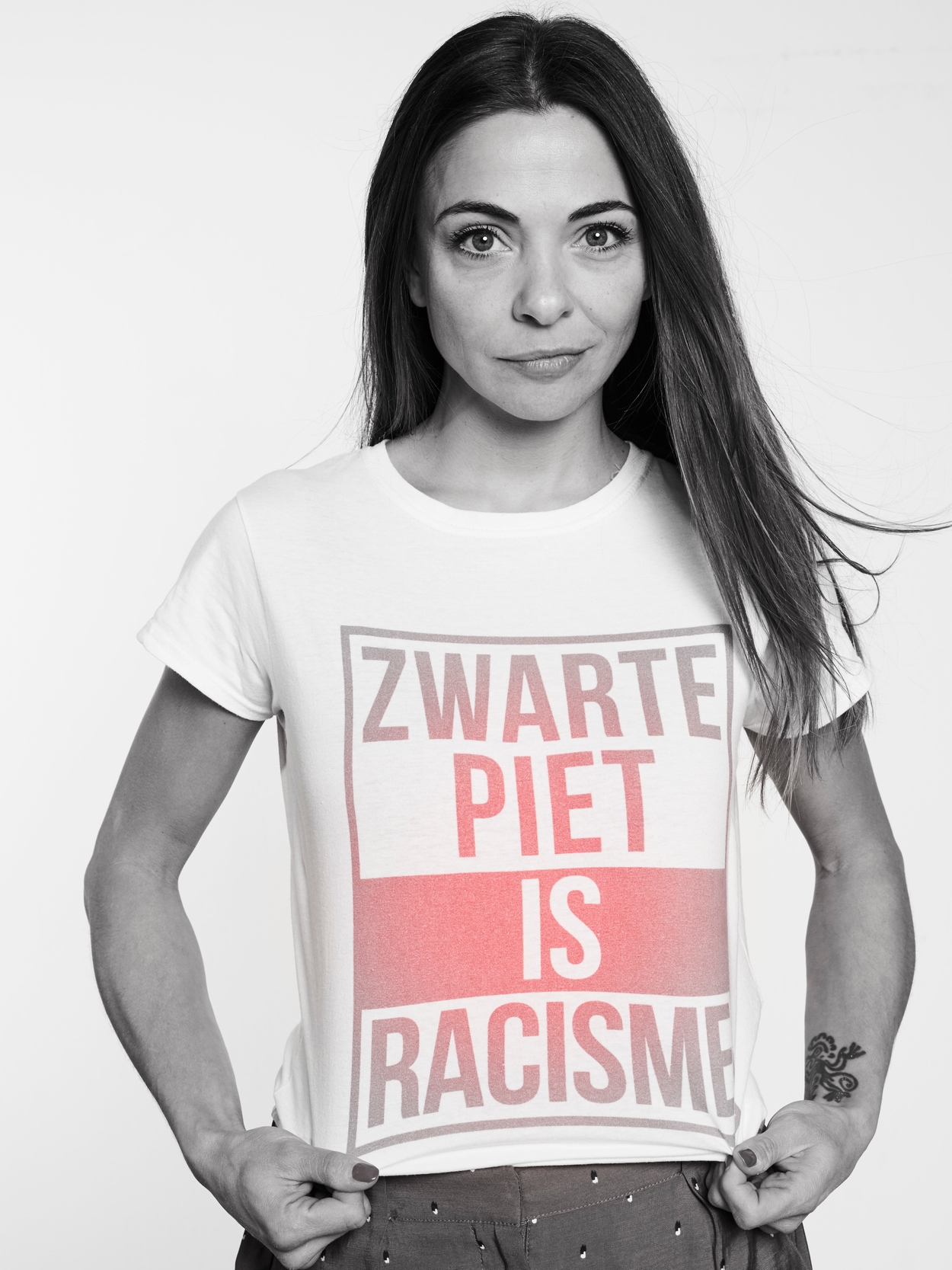 Savant sjaal plus Bekende en onbekende Nederlanders zeggen: Zwarte Piet is racisme - Joop -  BNNVARA
