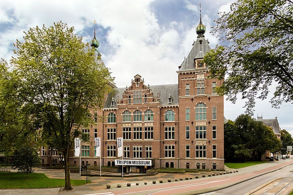 Afbeelding van Amsterdam laat omstreden standbeelden voorlopig staan