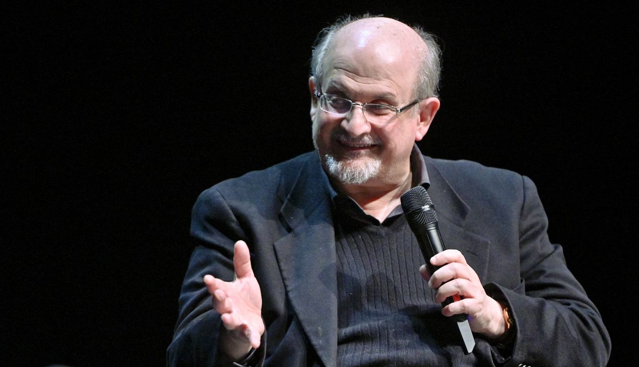 Afbeelding van Salman Rushdie aangevallen tijdens lezing in staat New York