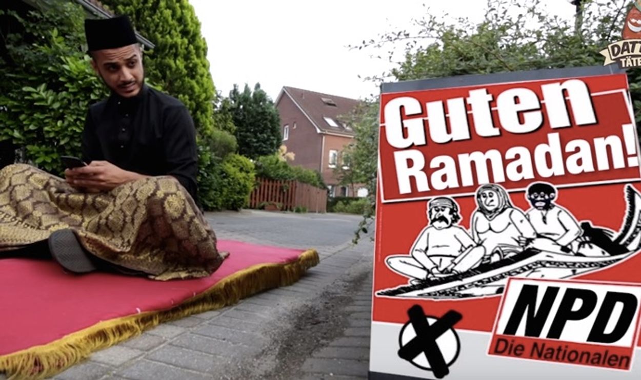 Afbeelding van Duitse komiek geeft Ramadanles vanaf een vliegend tapijt