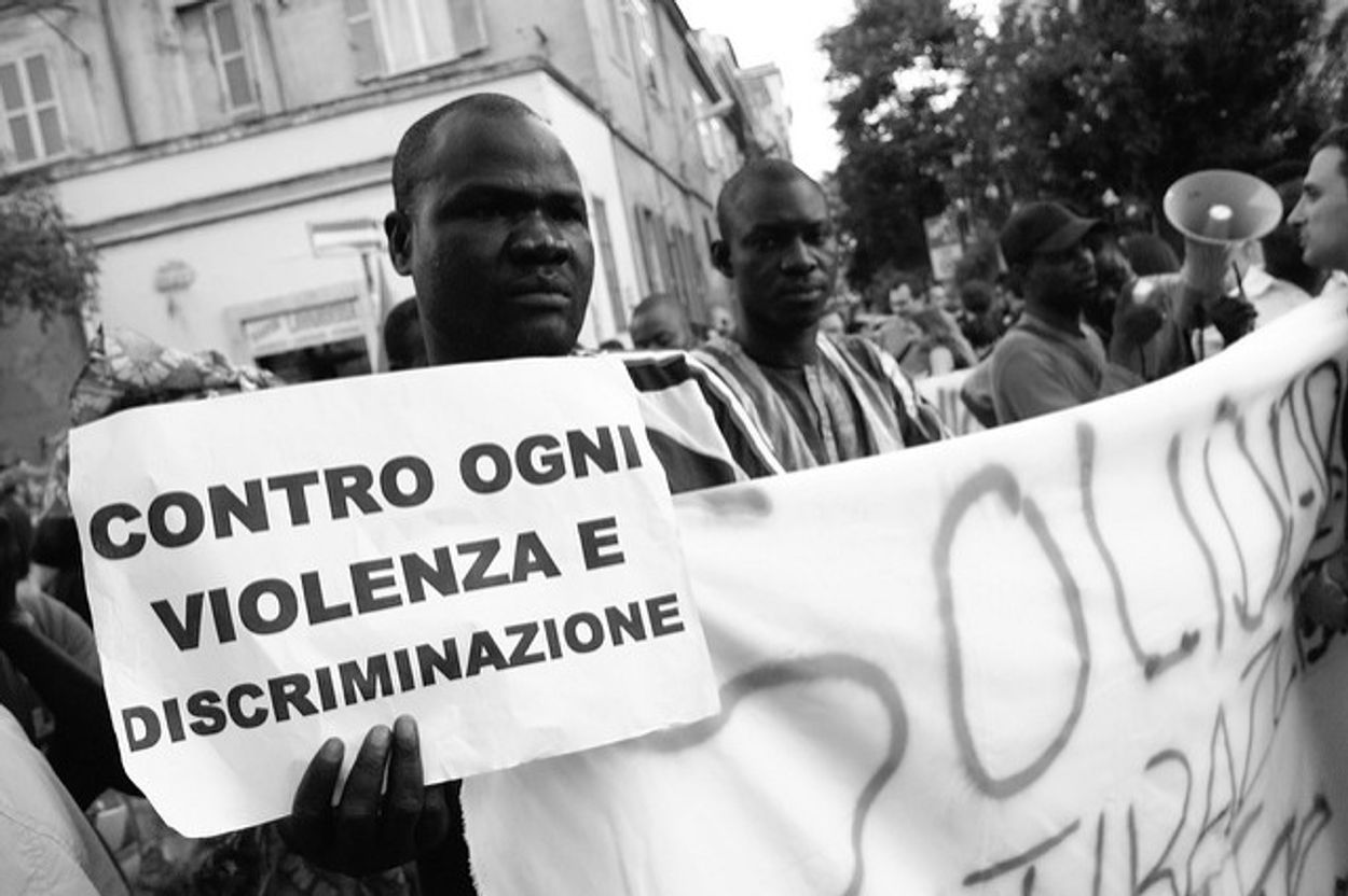 Afbeelding van Italiaanse veiligheidsdienst waarschuwt voor explosieve stijging racistisch geweld