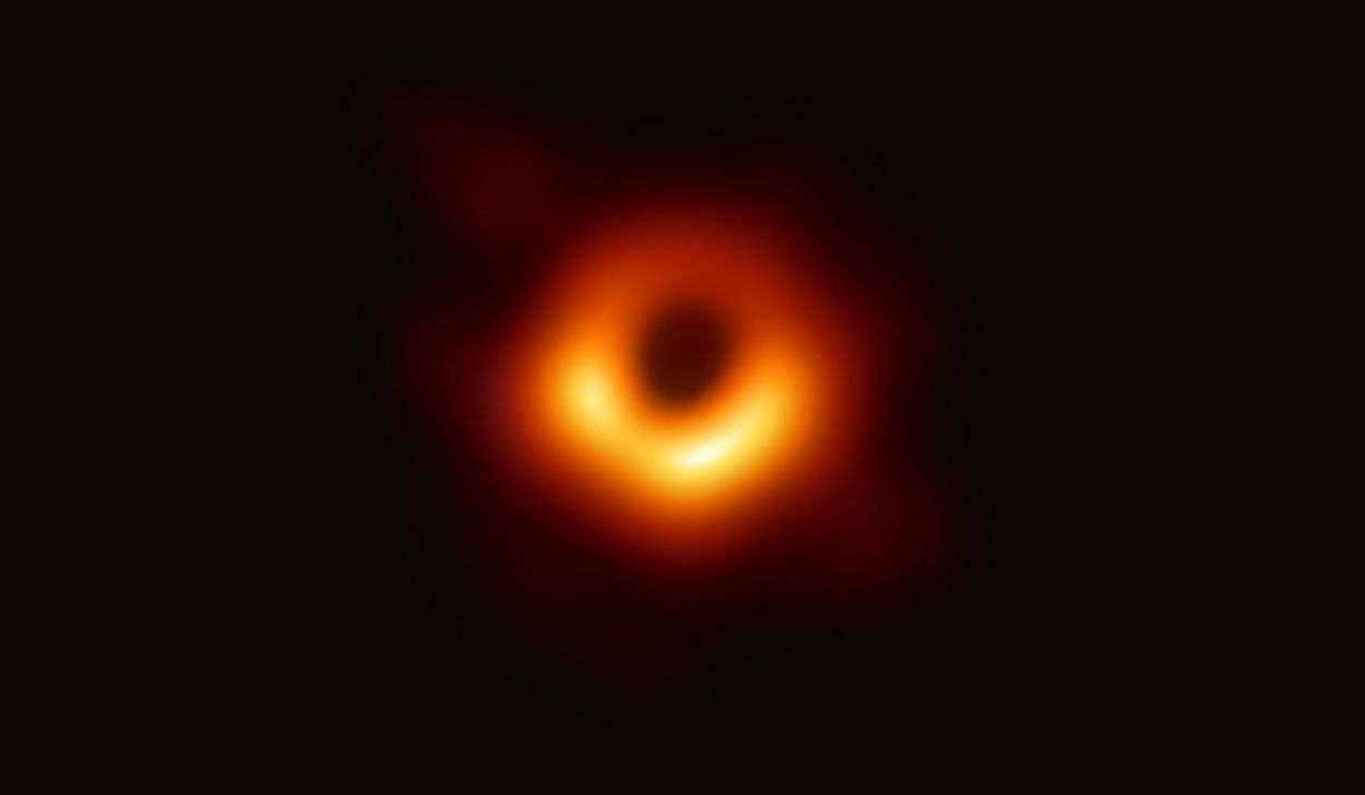 Afbeelding van Eerste foto van een zwart gat ooit bewijst: het fenomeen bestaat