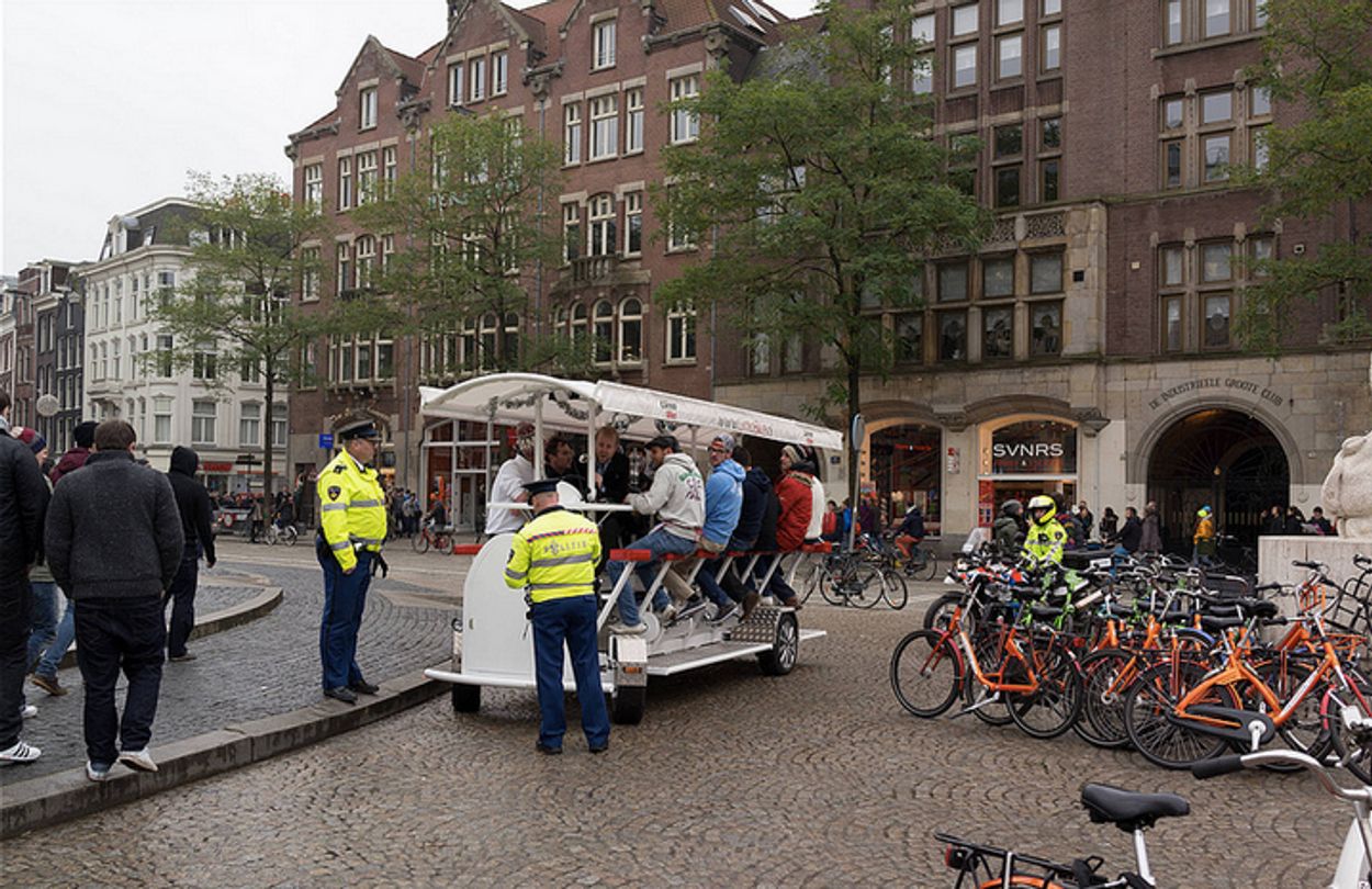 Afbeelding van Amsterdam wil hard optreden tegen sissen naar vrouwen op straat