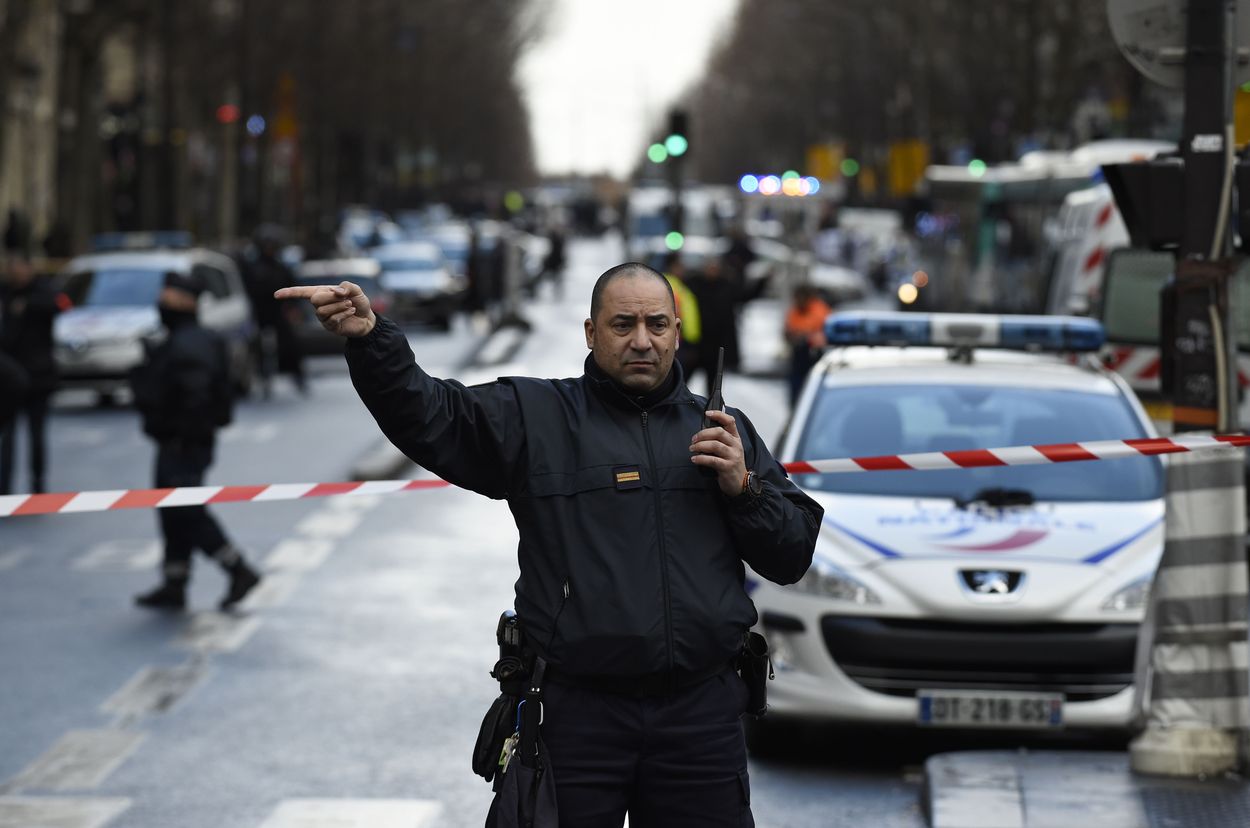 Afbeelding van Aanslag verijdeld op politiebureau Parijs