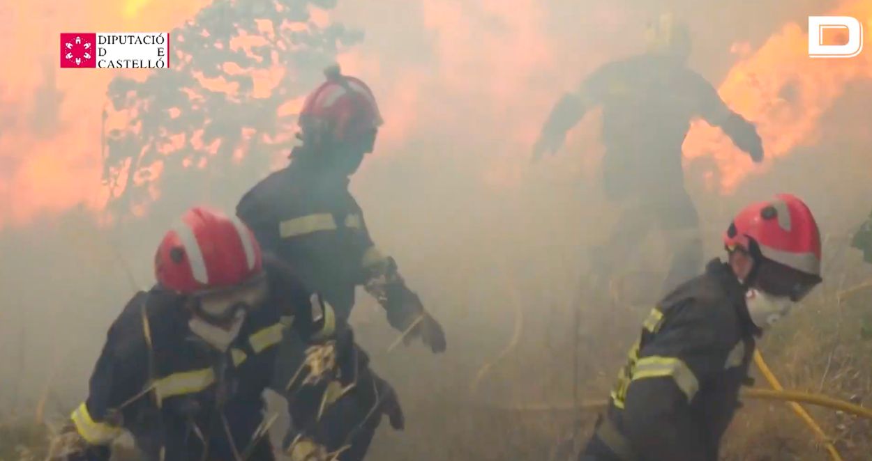 Afbeelding van Treinpassagiers gewond na poging te vluchten voor naderende vlammenzee van immense bosbrand