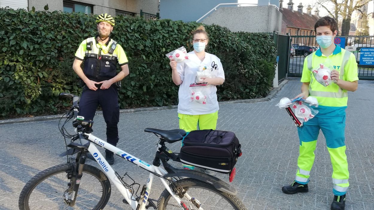 Afbeelding van Politie geeft voorraad mondkapjeswoekeraar aan ziekenhuis