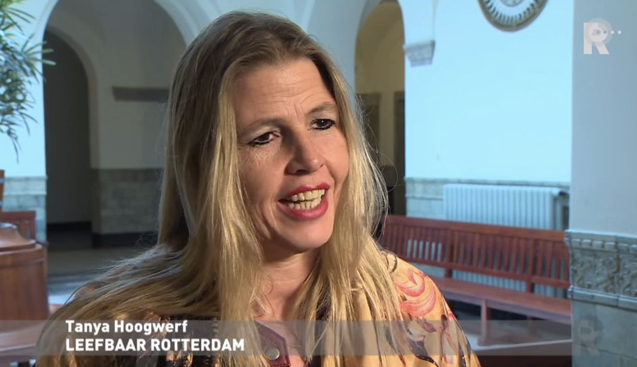 Afbeelding van Leefbaar Rotterdam zet zwart gemeenteraadslid weg als 'mevrouw Simons'