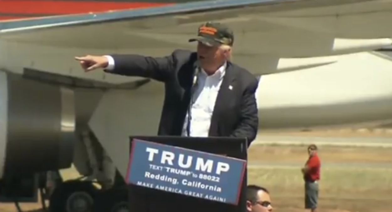 Afbeelding van Donald Trump zuigt zwarte vrienden uit zijn duim