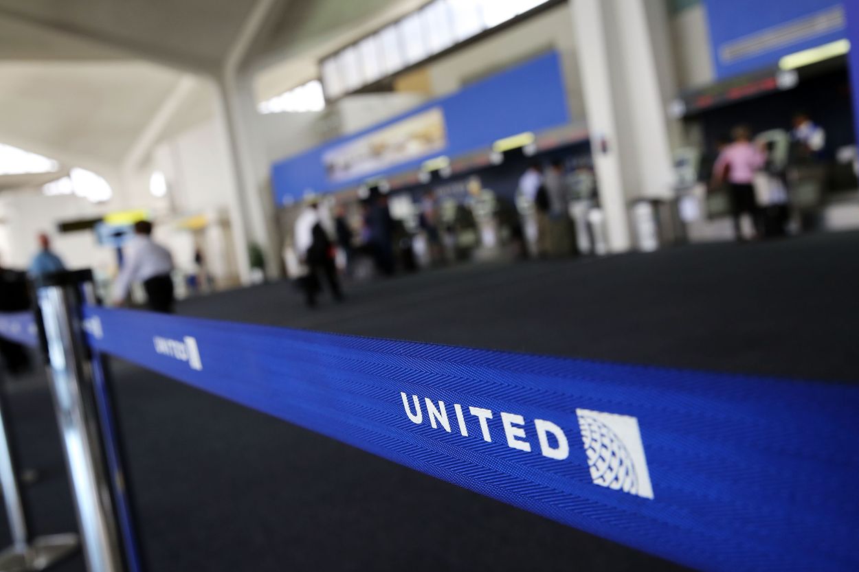 Afbeelding van United Airlines beticht vader van aanranding zoon, man krijgt slap excuus