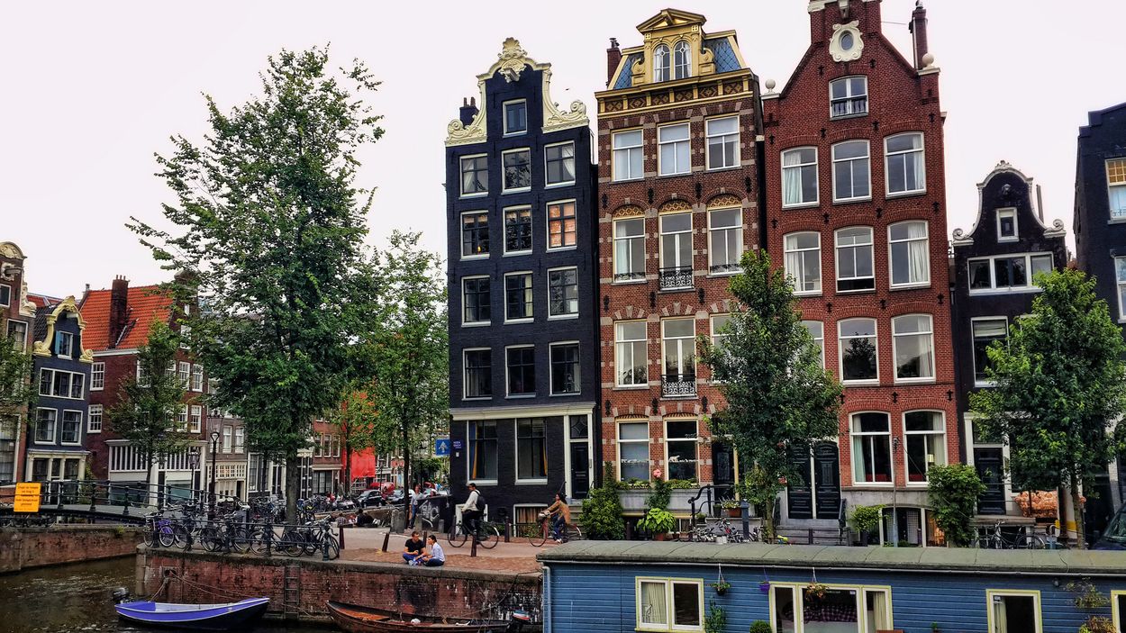 Afbeelding van Amsterdam: slapend rijk ten onder met Airbnb