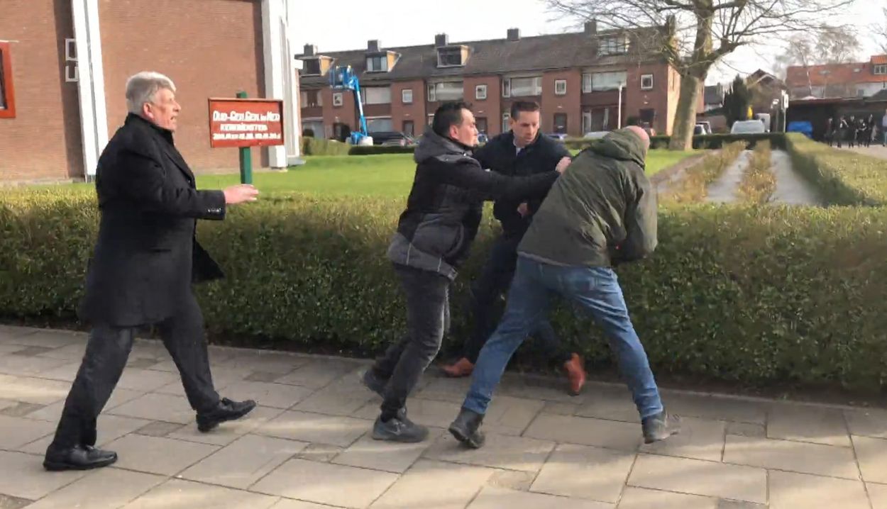 Afbeelding van Verslaggever aangevallen bij orthodoxe kerk Krimpen aan den IJssel