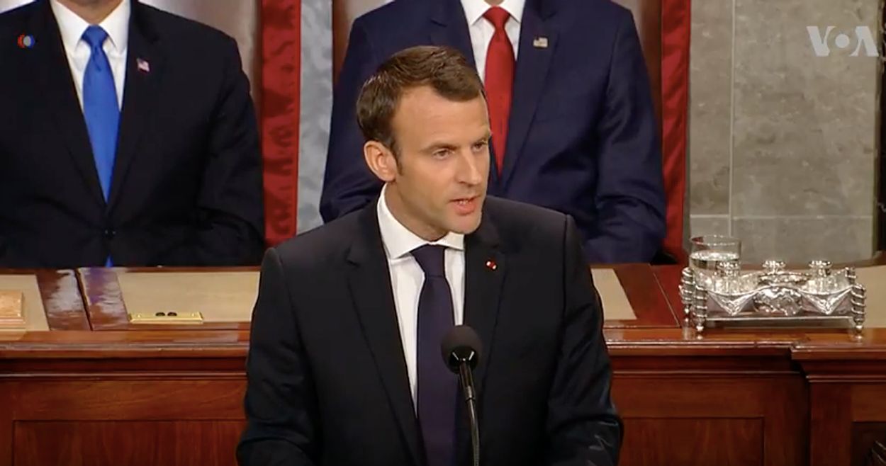 Afbeelding van Macron spreekt Amerikaans Congres toe en windt Trump om zijn vinger