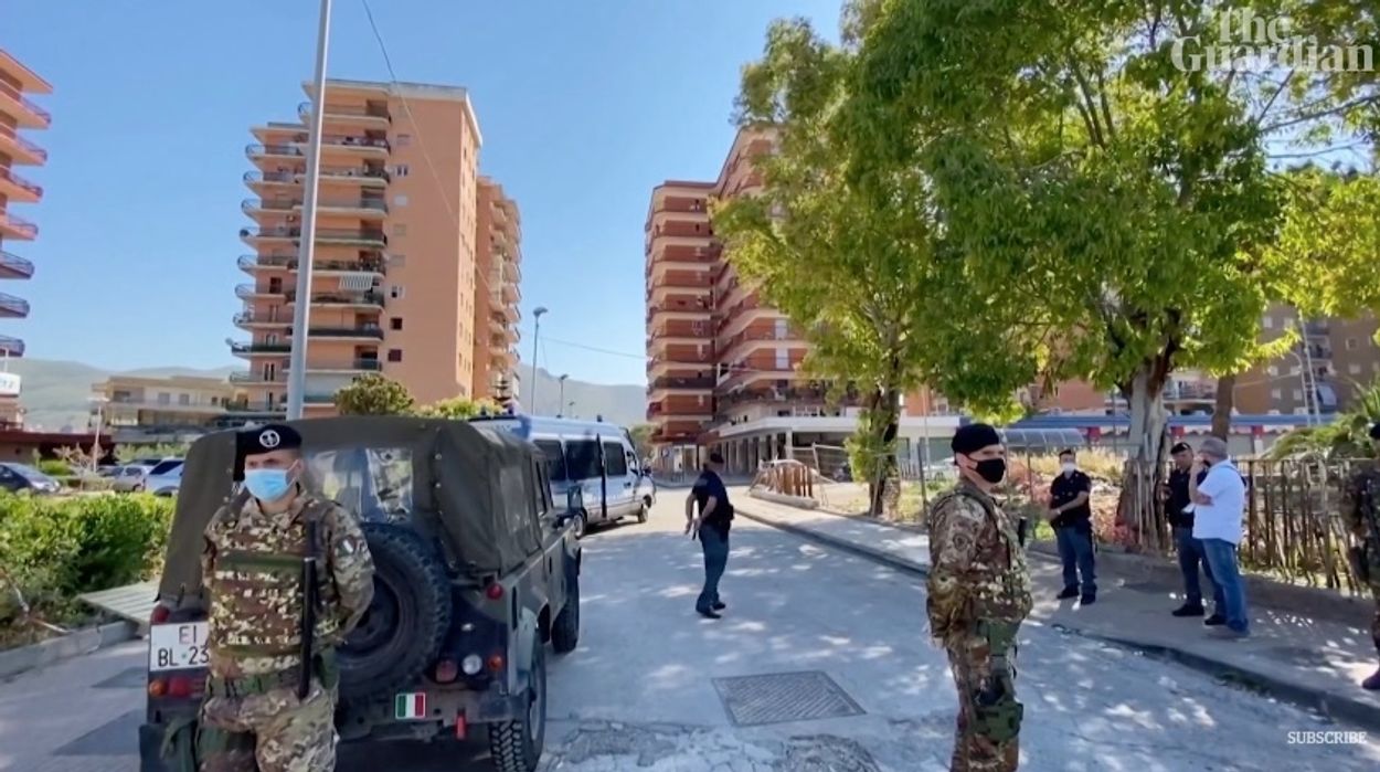 Afbeelding van Italië stuurt leger naar nieuw coronagebied na geweld tegen migranten