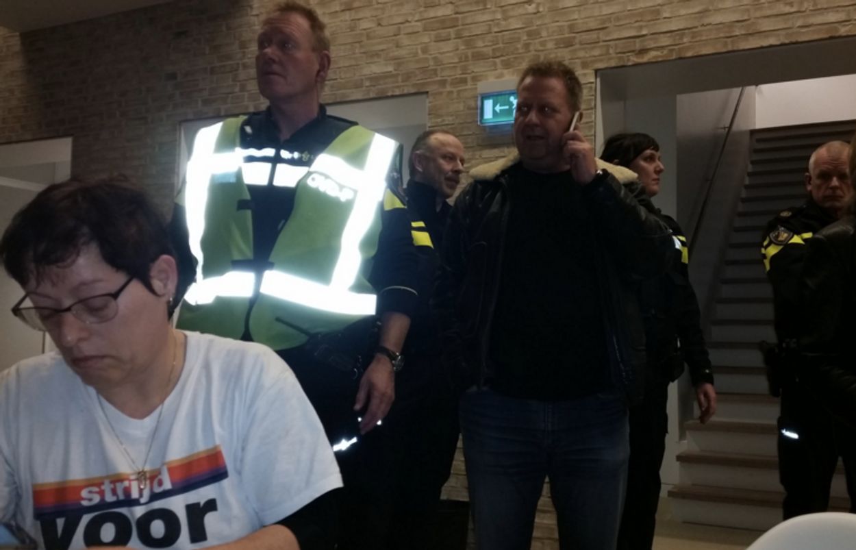 Afbeelding van Burgemeester Bronckhorst laat demonstrerende FNV-medewerkers arresteren