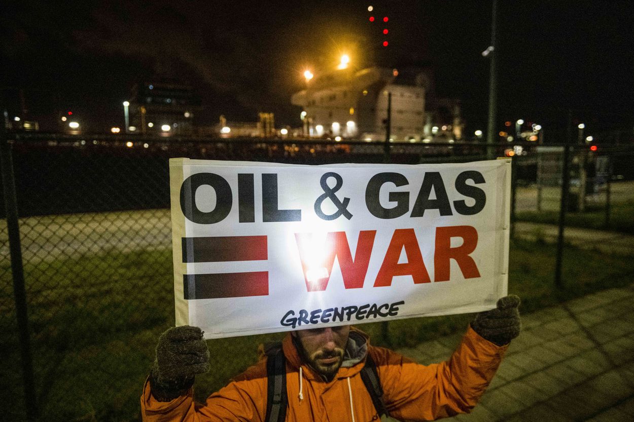 Afbeelding van Zelensky roept op tot olie-embargo, Greenpeace blokkeert Russische tanker