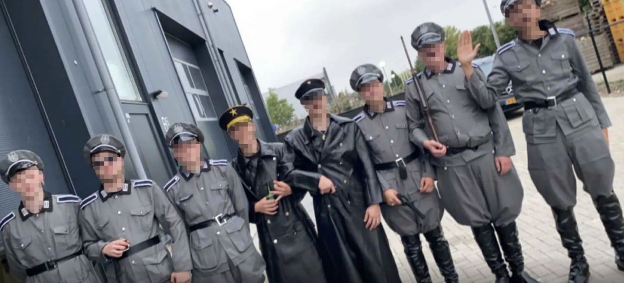 Afbeelding van Nazi-taferelen op Urk, jongeren amuseren zich met Holocaust