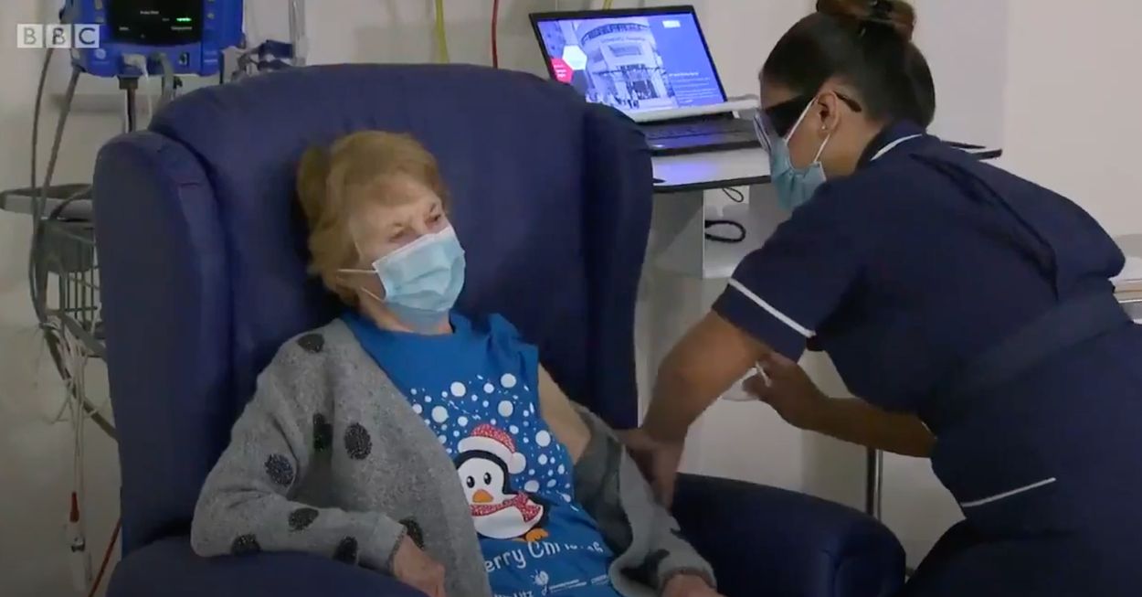 Afbeelding van 90-jarige Britse krijgt eerste Pfizer-coronavaccin toegediend