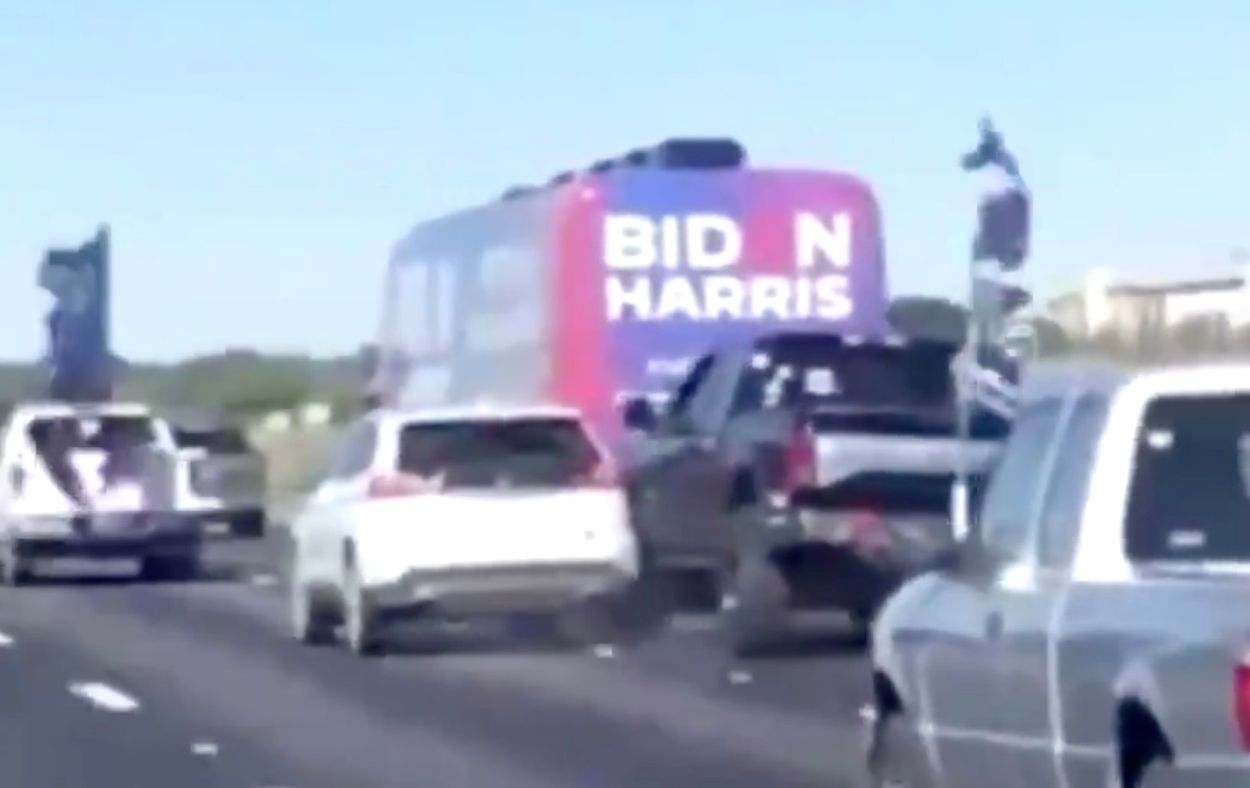 Afbeelding van Gewapende Trump-aanhangers blokkeren campagnebus Biden op snelweg