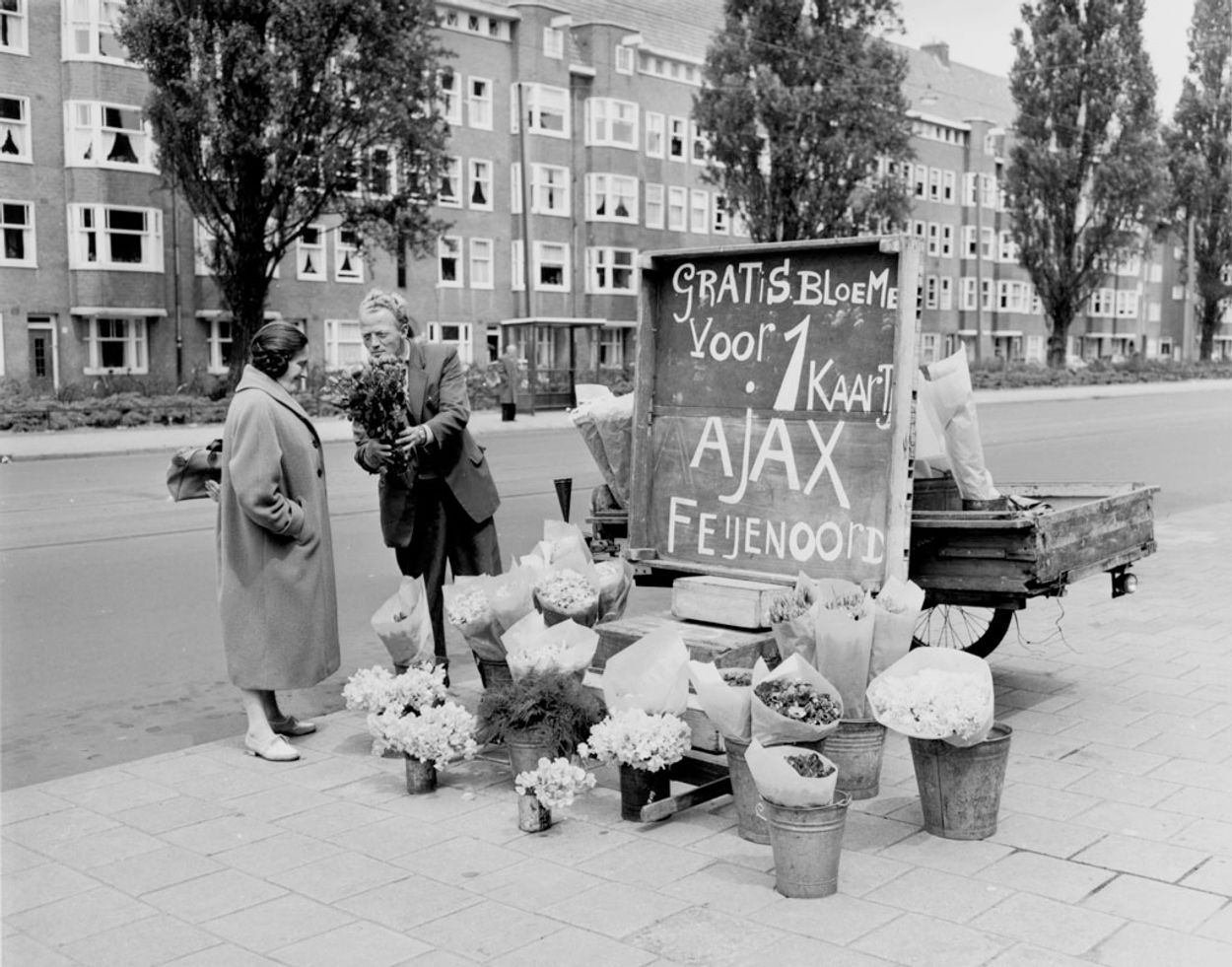 Afbeelding van Ajax - Feyenoord: de linkse Amsterdamse aanpak versus de rechtse Rotterdamse