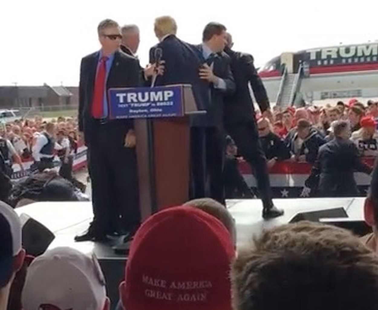 Afbeelding van Campagne Trump escaleert: man bespringt podium, burgemeester NY noemt kandidaat racist