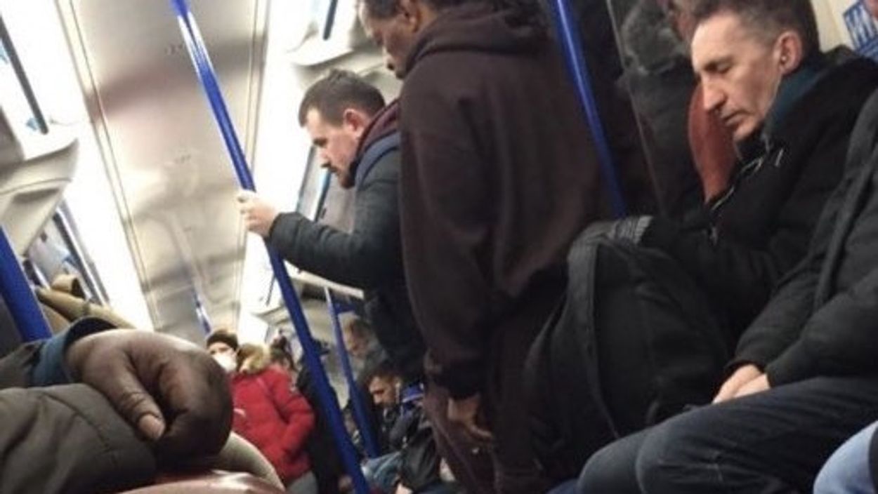 Afbeelding van Ondanks lockdown zijn Londense metro’s nog altijd stampvol