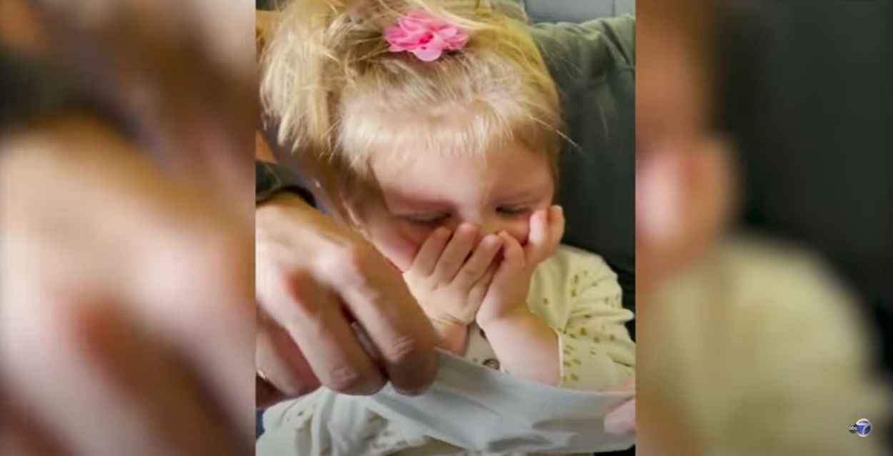 Afbeelding van Gezin uit vliegtuig gezet omdat 2-jarige dochter mondkapje niet opzette