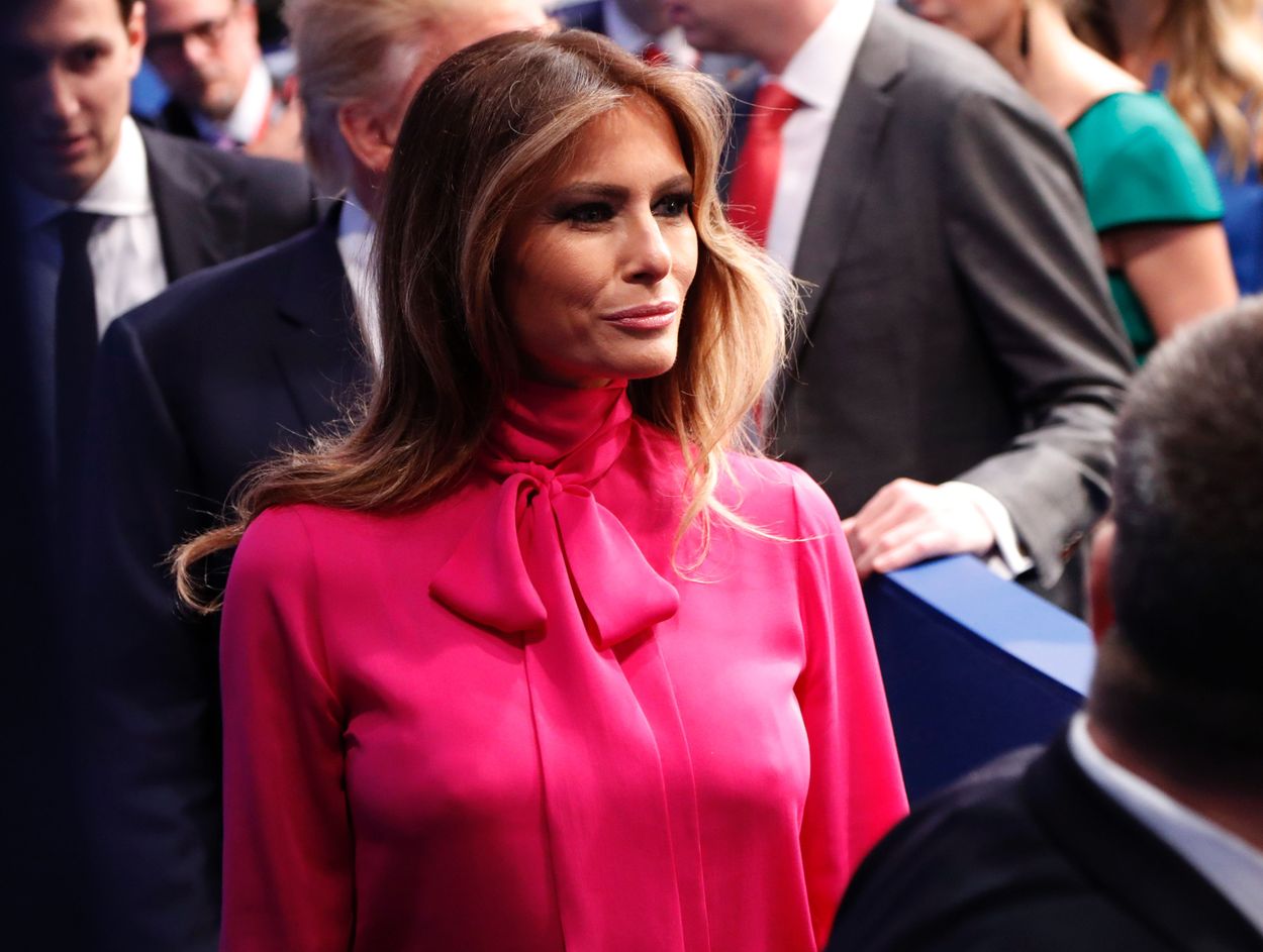 Afbeelding van Hilarisch: Melania Trump draagt Pussy Bow-blouse naar debat
