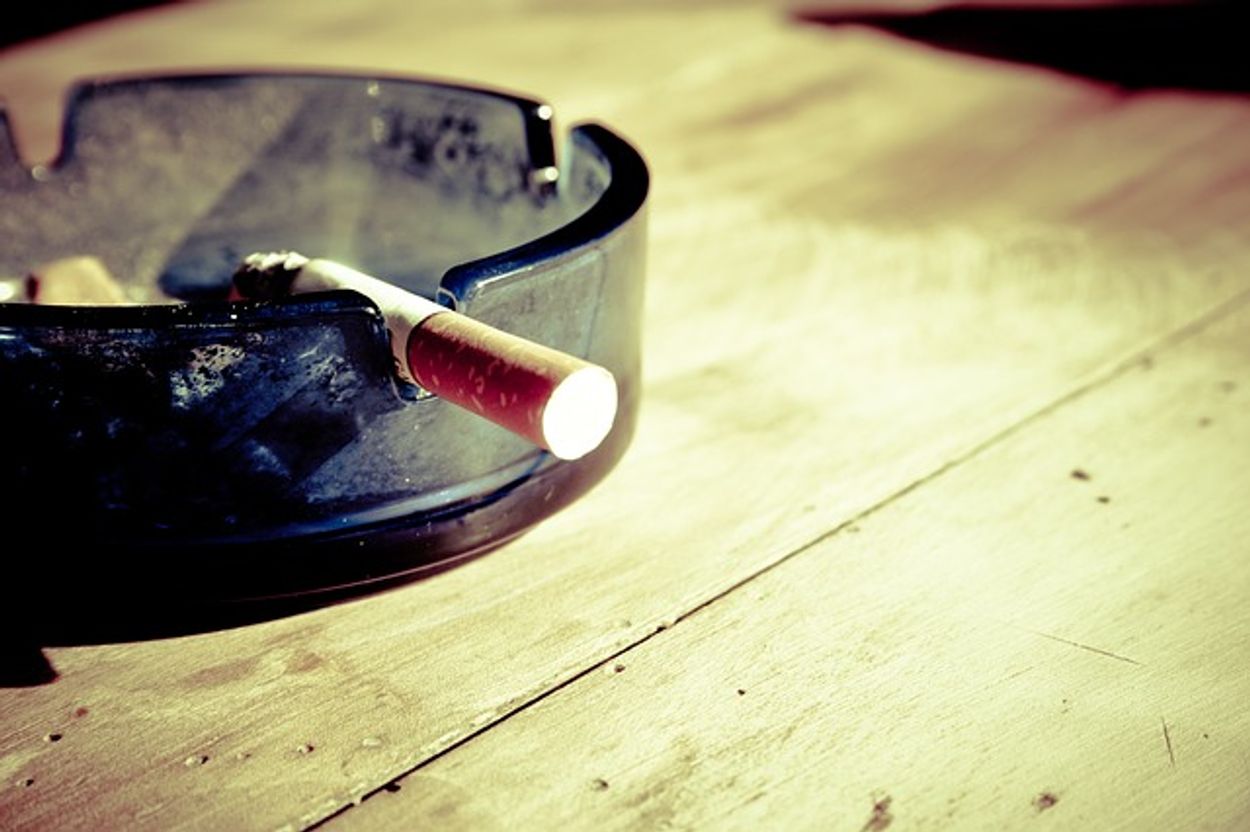 Afbeelding van Rechtszaak tegen tabaksfabrikanten van tafel