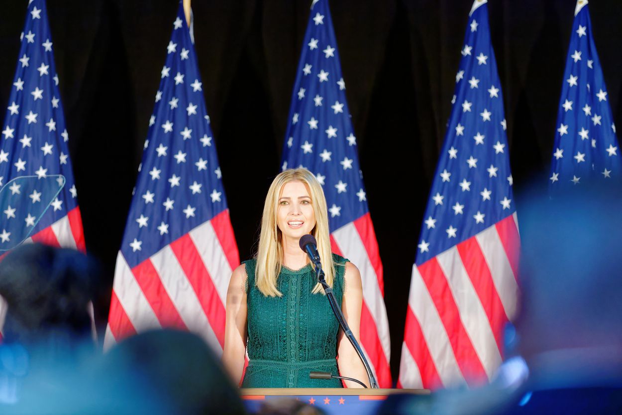 Afbeelding van Trump zet dochter Ivanka aan tafel tijdens zware G20-bespreking