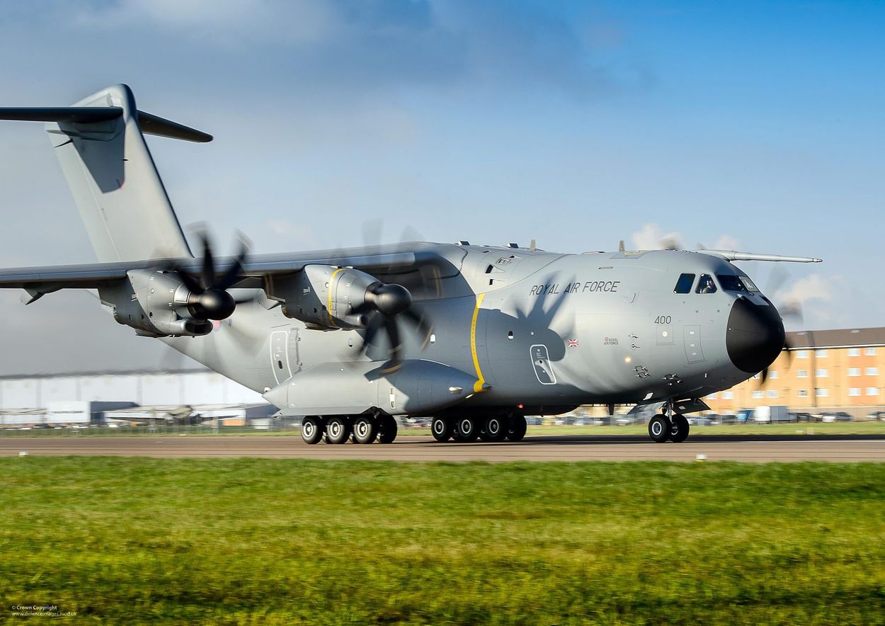 Afbeelding van Britten zetten militaire vliegtuigen in voor transport coronavaccins tijdens Brexit-chaos
