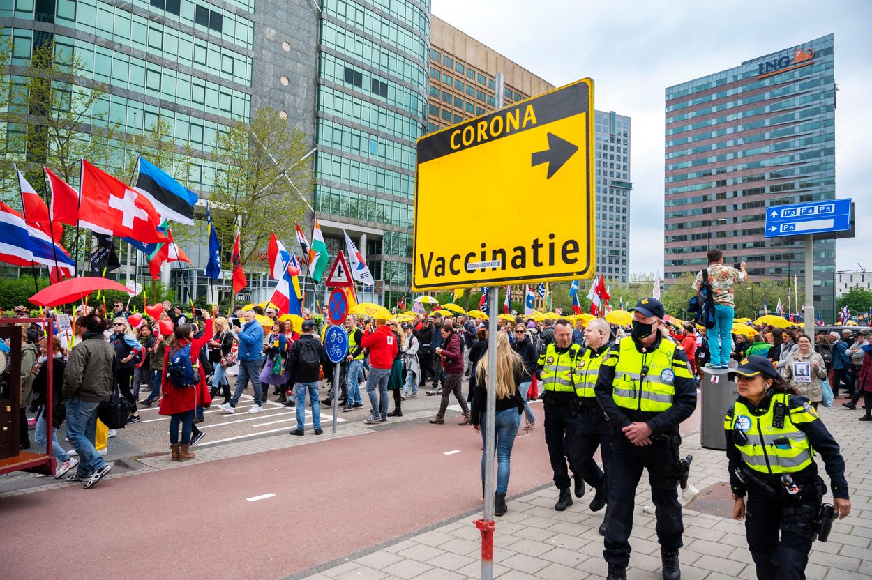 Afbeelding van Corona-ontkenners intimideren mensen die zich laten vaccineren