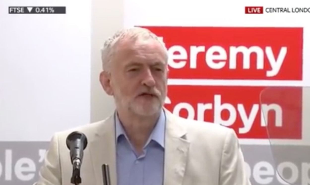 Afbeelding van Corbyn gaat strijd om leiderschap Labour in met aanval op discriminatie